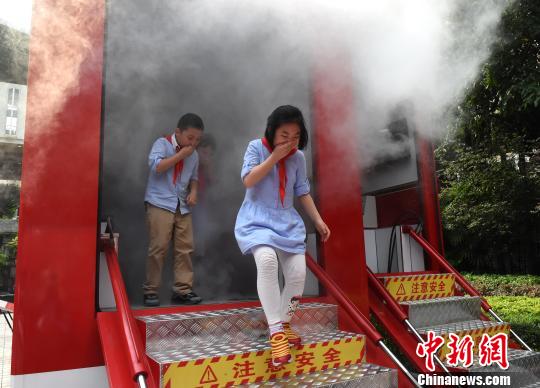 重庆警方启动“平安课堂”校园直通车活动