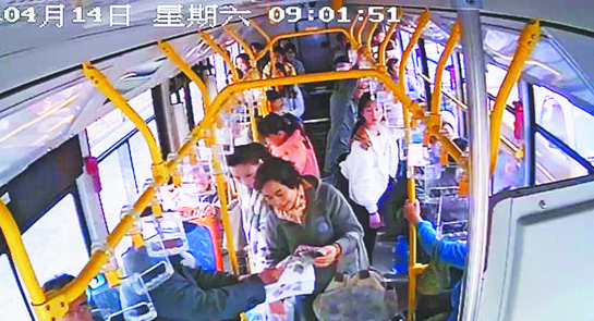 淄博女子公交车上让座 85岁老人赠画表感谢