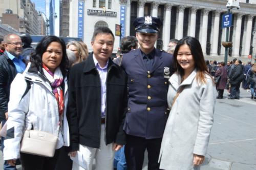 美4名华裔小伙正式成为警察 致力协助社区新移民
