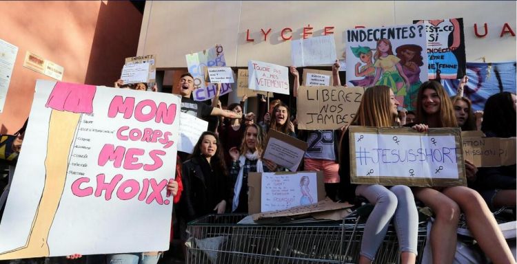 法国一所高中生围堵校门 抗议学校禁止其穿短装和露肩