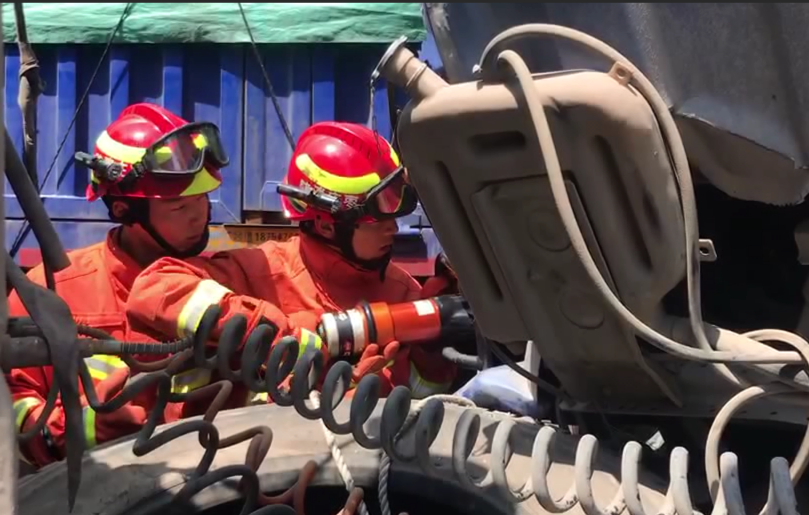 两辆半挂车追尾一人被困 枣庄消防20分钟救援成功