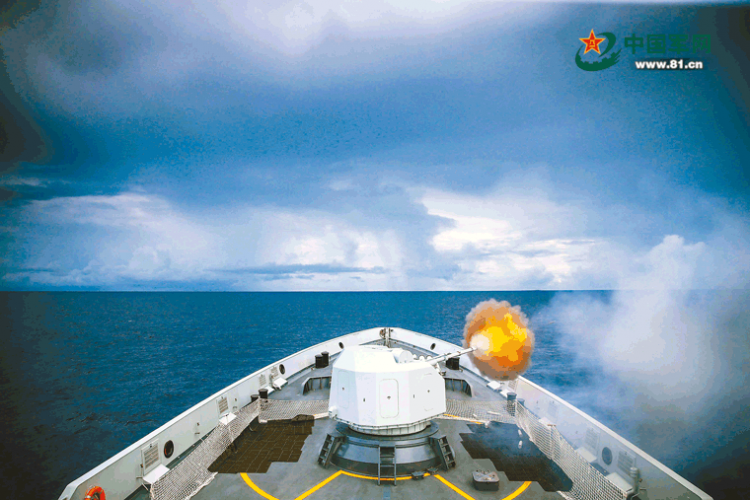 中国海军第29批护航编队进行实弹射击训练 滨州舰主炮开火！