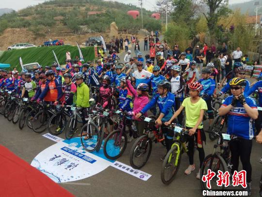 山东省第八届全民健身运动会万人骑行比赛开幕
