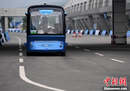 中国首款无人驾驶巴士开放试乘 想坐坐不?