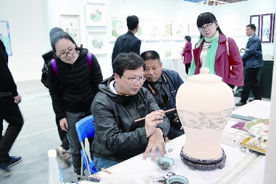 潍坊市民冒雨参观文展会，陶瓷大师精品展人气旺