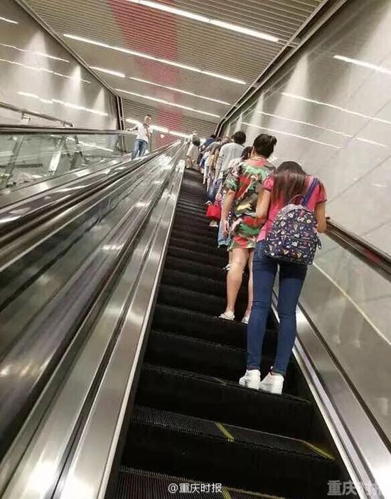 搭扶梯集体靠右站是高素质?广州地铁:不提倡 挺危险的