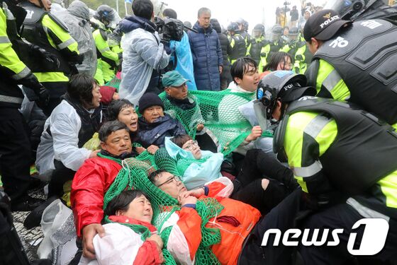 三千韩警强制疏散200余名“反萨德”居民导致冲突 10余人受伤