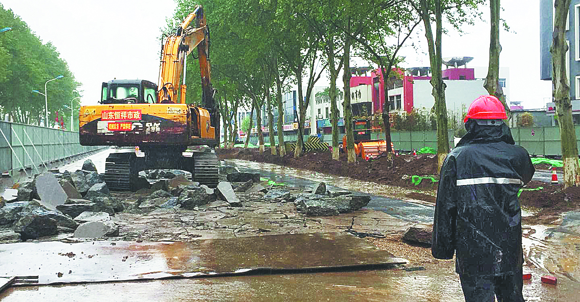 淄博柳泉路改造日记：工人雨中坚持施工