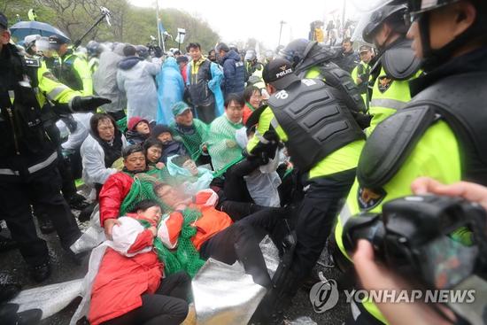为动工,韩警方强制疏散反萨德居民致12伤