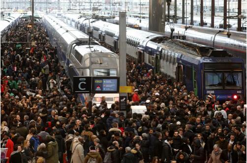 法国铁路继续罢工 餐饮和旅游业受影响损失惨重