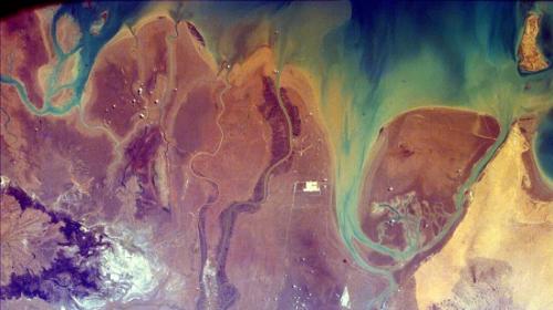 NASA卫星“眼中”的地球：壮美风景变霓虹水彩