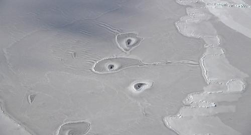 尚未发现的自然现象？北极冰层上现奇怪孔洞(图)