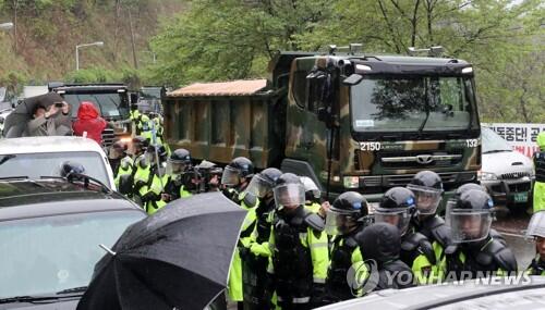 10辆施工车再入“萨德”基地 韩警方投入千名警力“护送”