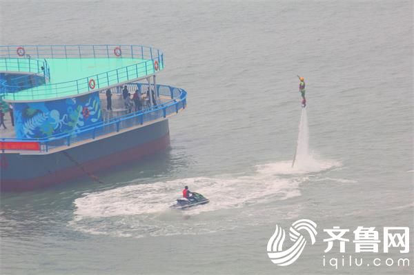 “万和福岛”上游客正在观看水上飞鞋表演_看图王