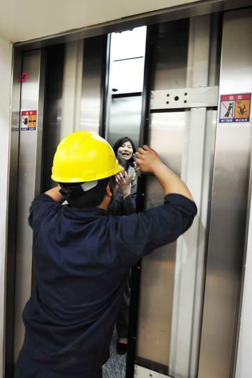 隔三差五电梯困人 淄博高新区这个小区挺闹心