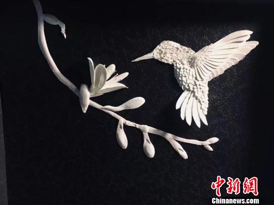 纸上的浪漫:重庆大学学生刻出“花样世界”