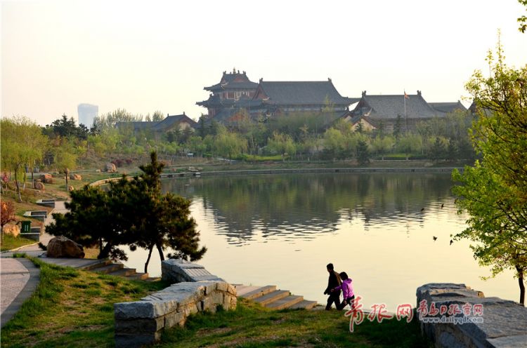 清晨的青岛大沽河旅游度假区处处花红柳绿,迎来了一年中最美的季节.