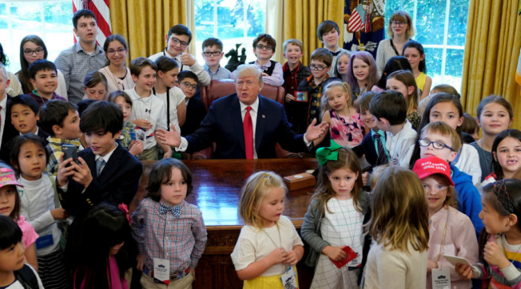 特朗普在白宫接待记者子女 直言他们比父母表现乖