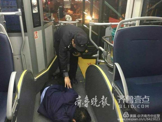 济南一男子醉卧公交车内，其儿子赶到把男子扶回家