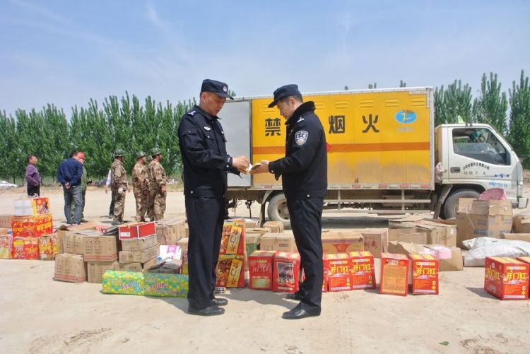 济南警方“燃”了500多箱烟花 都是春节禁放期间收缴的