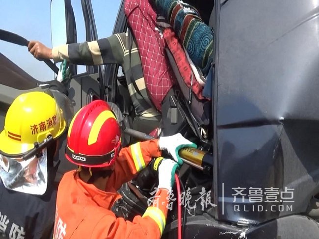 济东高速货车钢板前移挤压驾驶室两人被困，消防救出