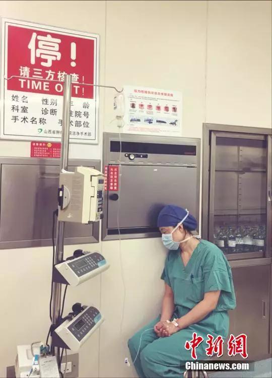 不要打扰她,让她在这个角落歇一会儿吧!