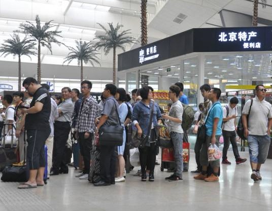 北京南站开通急客通道 五一假日铁路运输正式启动