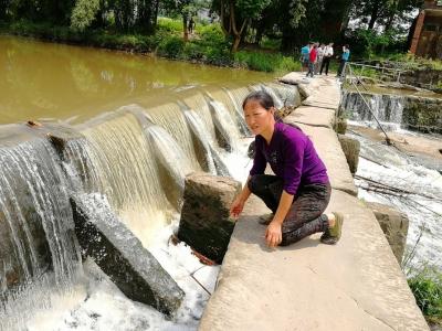 战青苔蹚洪水 四川华蓥20名孩子汛期冒险过桥上学