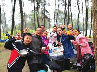 四川一中学“家务作业”获好评 洗衣炒菜成学生必修课