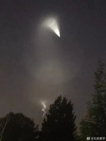 27日晚华北多地夜空突然出现奇异光束 是什么?