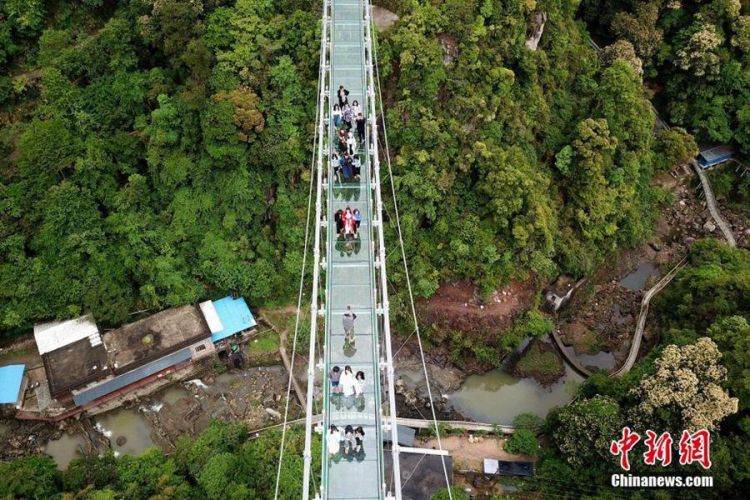 空中鸟瞰福建三明高空玻璃悬桥