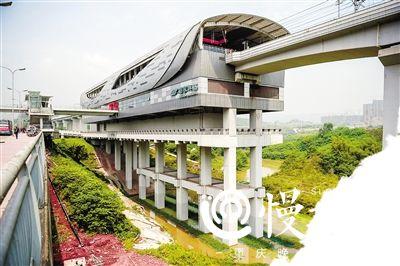 重庆网红地铁站建在河中 站台下可划船捉虾摸螺蛳