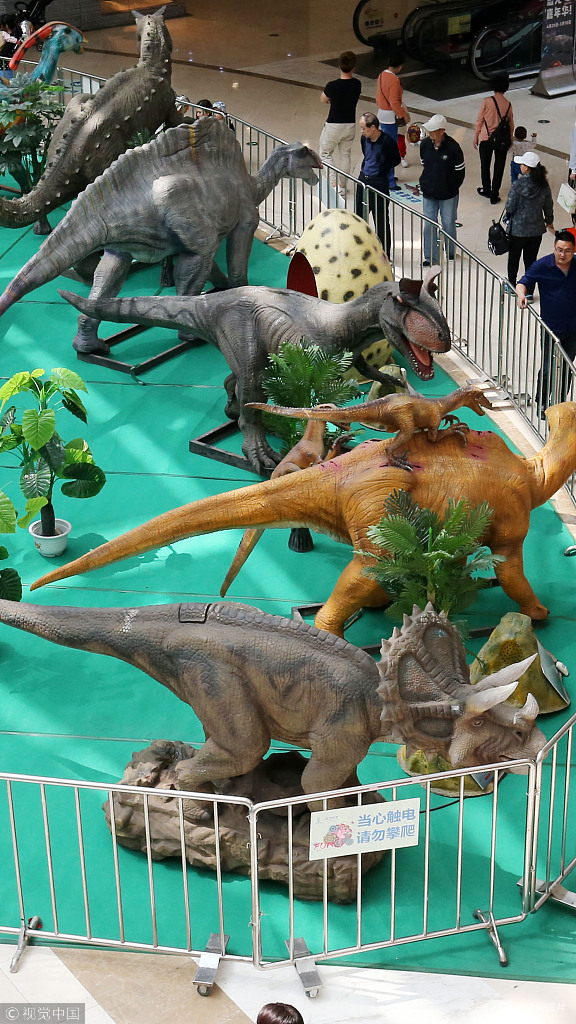 潍坊一商场变身“侏罗纪公园” 仿真恐龙上场