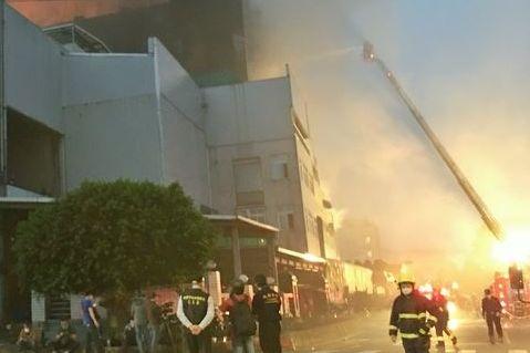 台湾桃园一工厂发生大火 5名消防员殉职2名工人亡