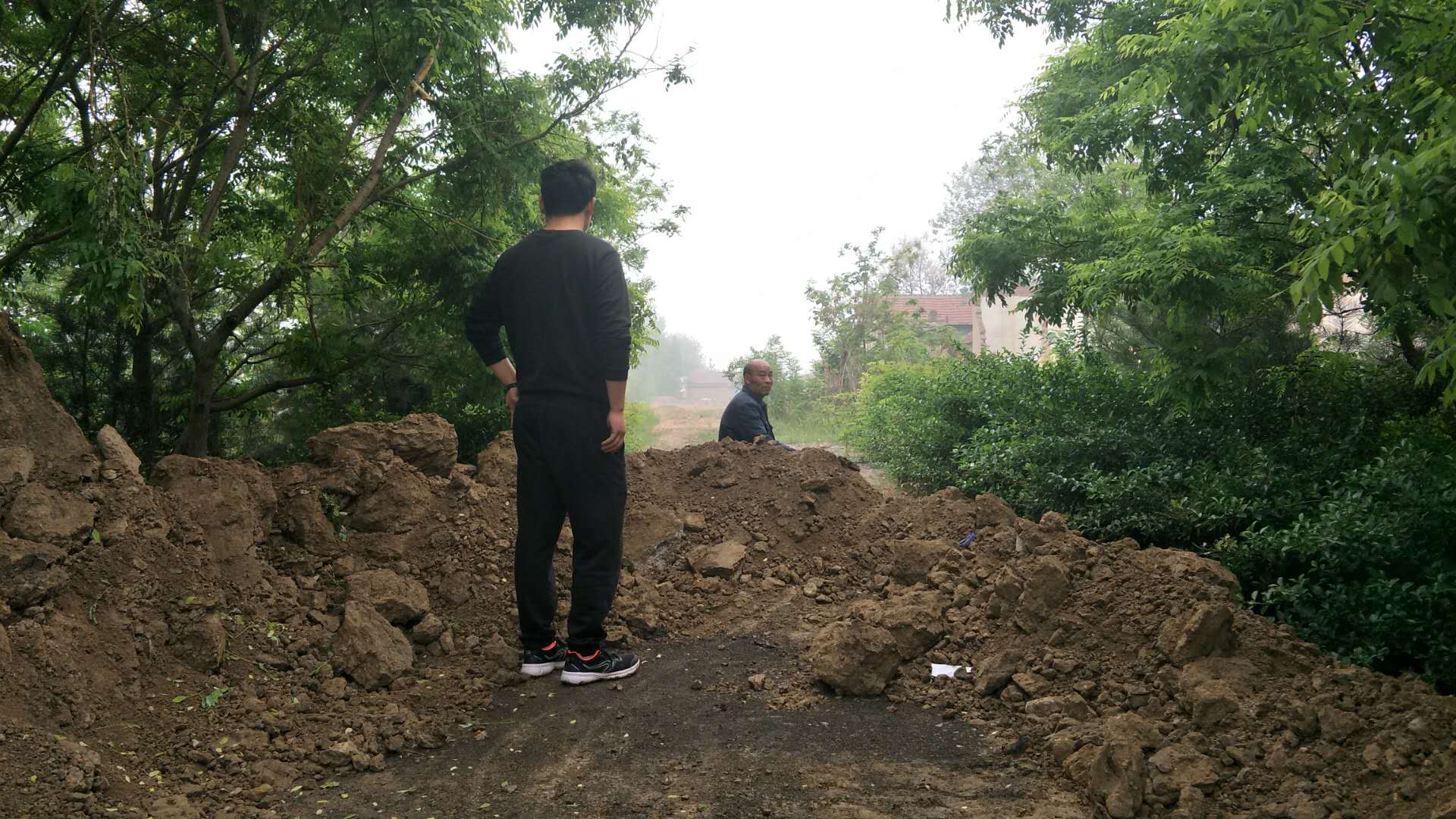 土堆挡住回家路 淄博高新区相关部门表示妥善处理