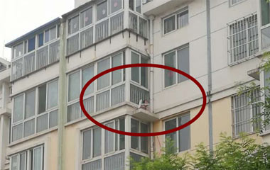 淄博7岁女孩六楼跌至五楼平台幸运获救