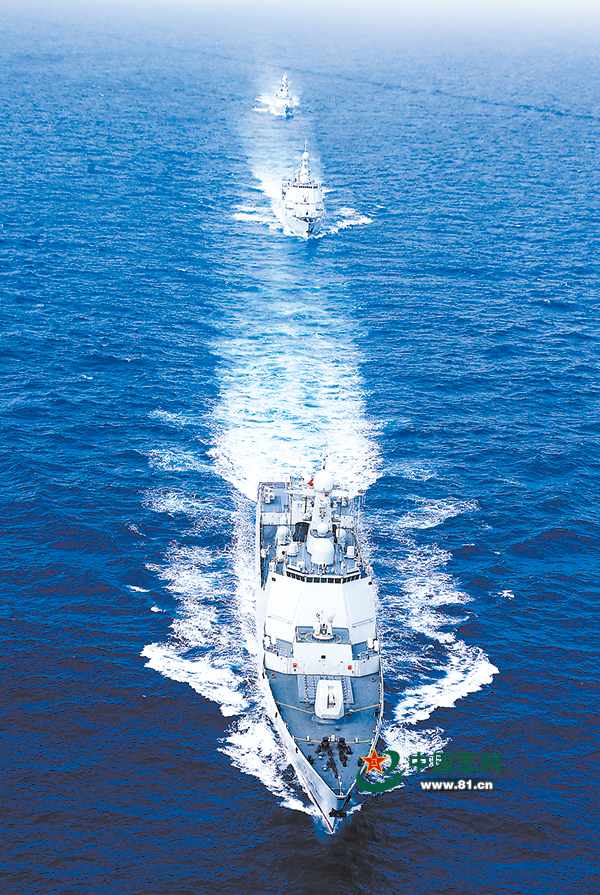 海军航母编队远海实兵对抗训练掠影