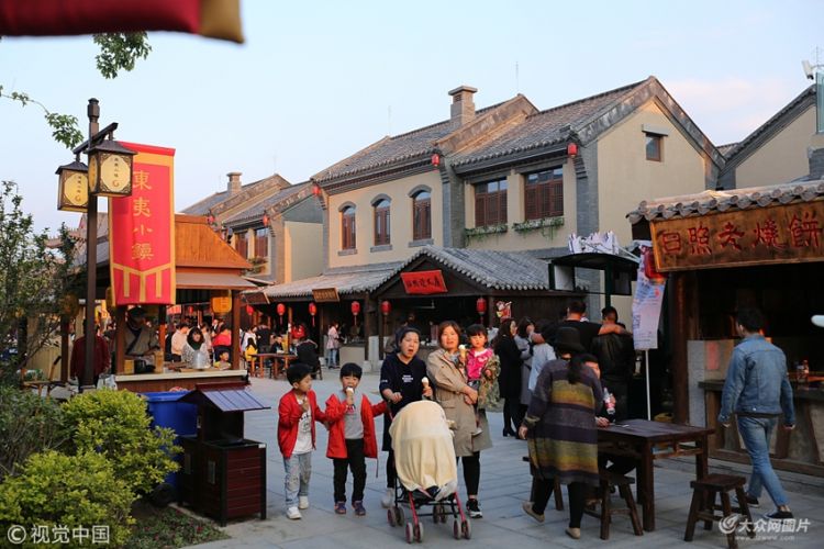 山东日照:东夷小镇迎客来 美食醉游人