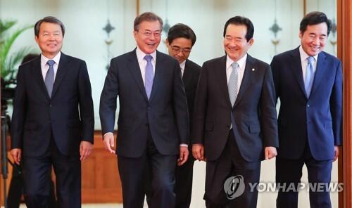 文在寅邀宪政机构首长共进午餐介绍韩朝首脑会谈成果