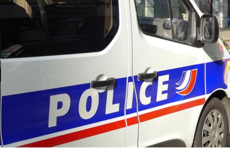 法国一无照商贩因逃避检查被警车撞伤 不治身亡