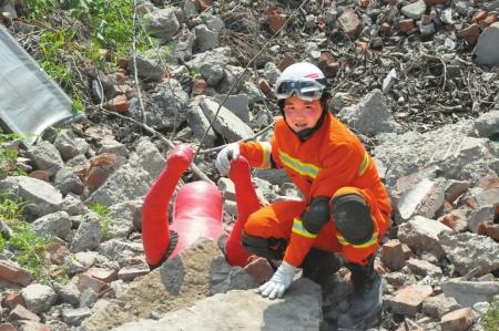 十年前抗震救灾小英雄当上消防员 冲在抢险最前面