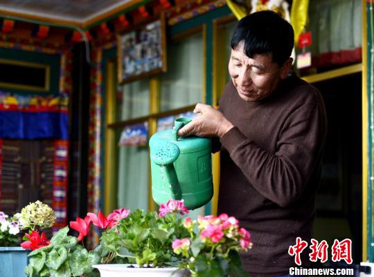 西藏民主改革第一村民众“换车记”