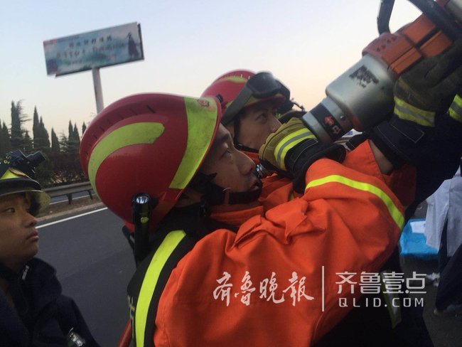 京台高速箱货追尾半挂两人被困 泰安消防紧急救援
