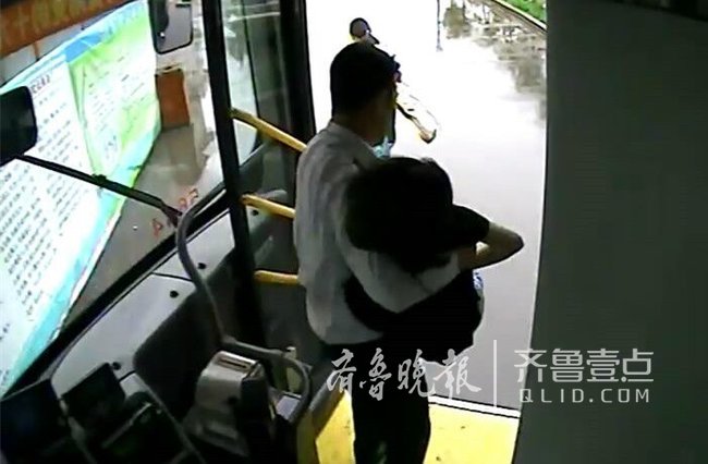 济南一女乘客公交车上晕倒两次，驾驶员热心救助送医