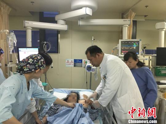 上海中环高架多车追尾 14名伤员送医救治