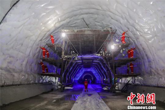武汉至十堰高铁最长隧道贯通 长度超过10公里