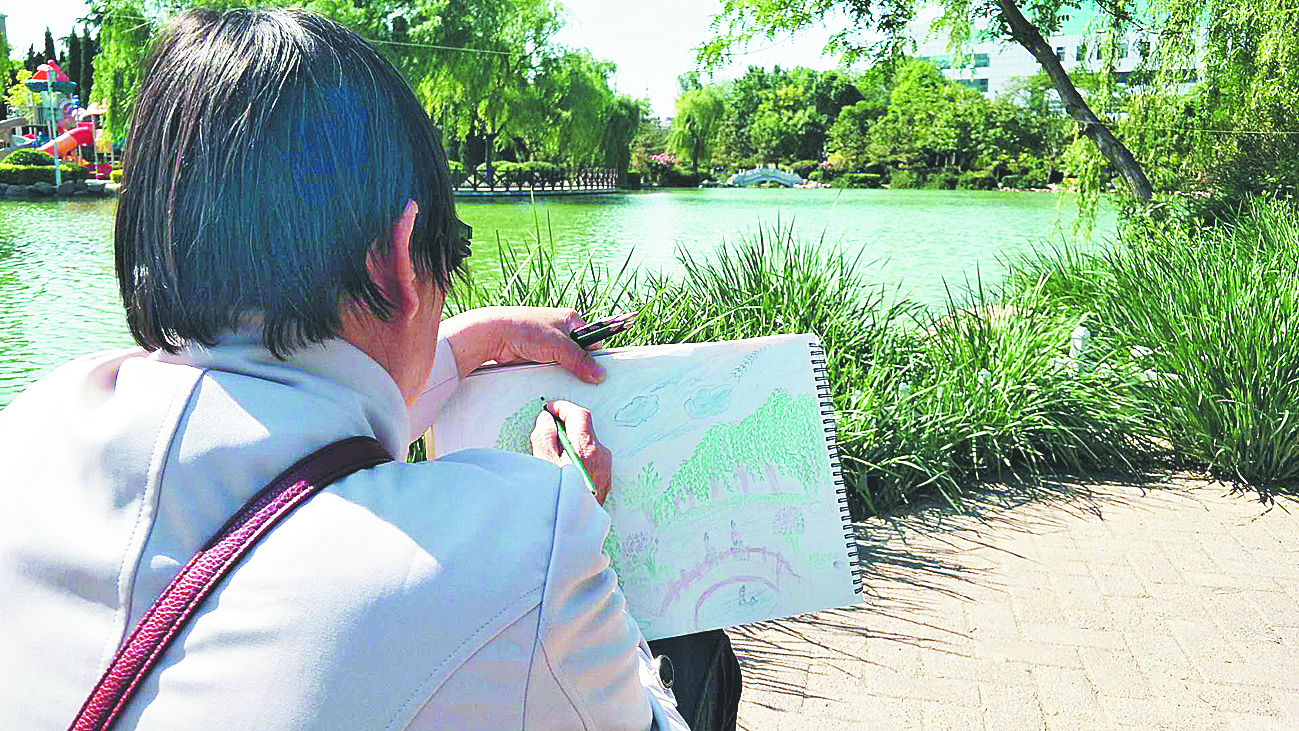 退休教师坚持每天公园作画 见证淄博近两年生态环境变化