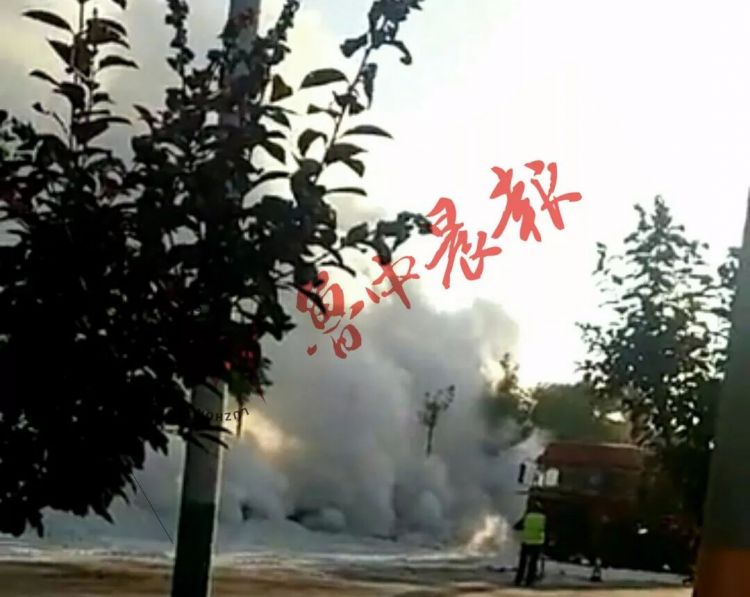 惊险！淄博三车相撞 大量浓硫酸泄漏