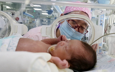山东潍坊：探访重症监护室里的“临时妈妈”