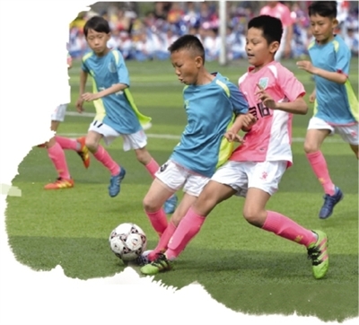 绿茵场渐成学校标准配置 青岛校园足球摆出成功阵型